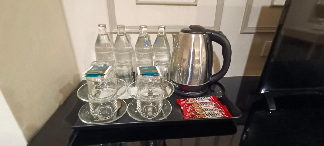The Airport Courtyard Suvarnabhumi Airport Бангкок Экстерьер фото Bottled water and a kettle in a hotel room